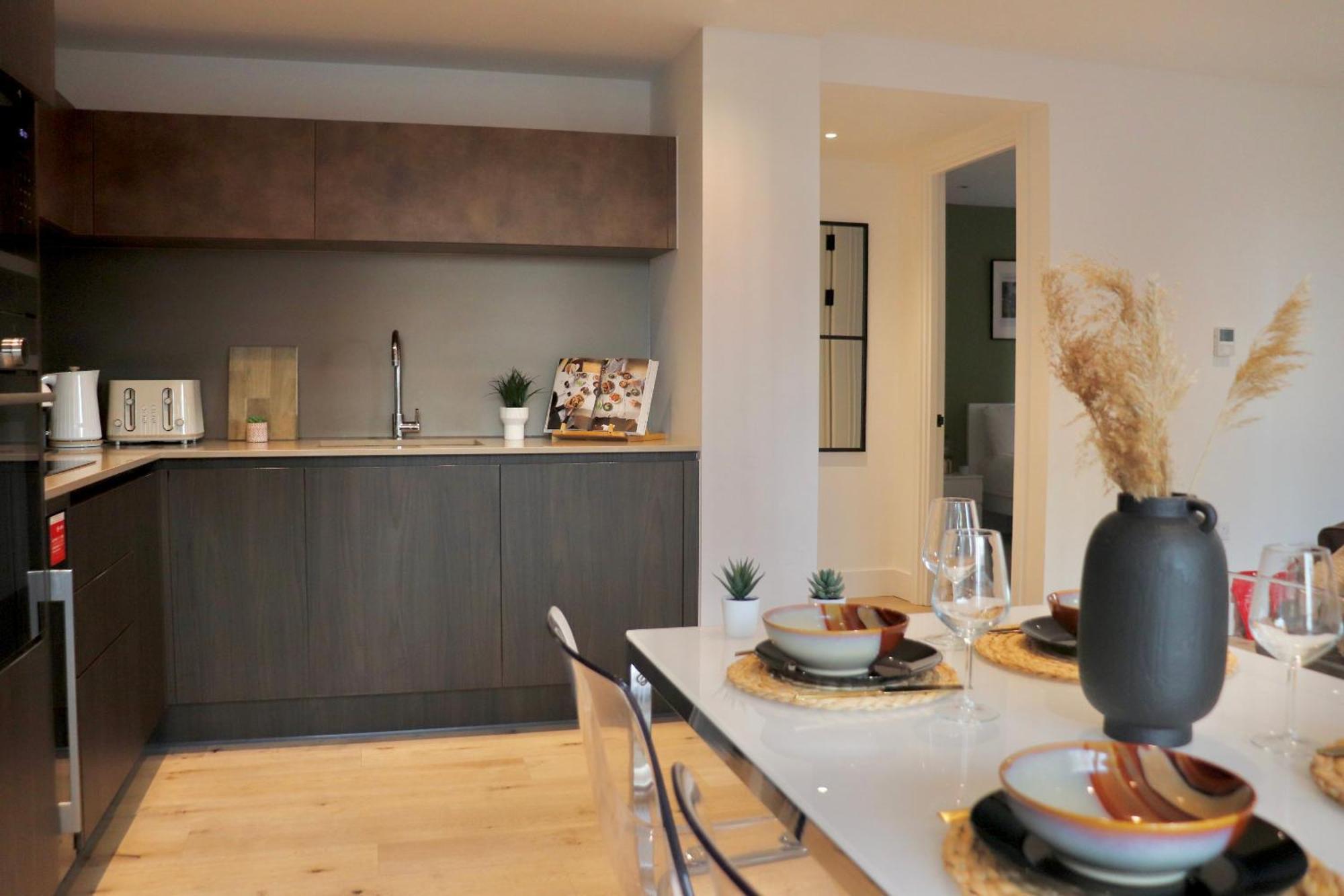 Vauxhall Luxury: Balcony Apartment