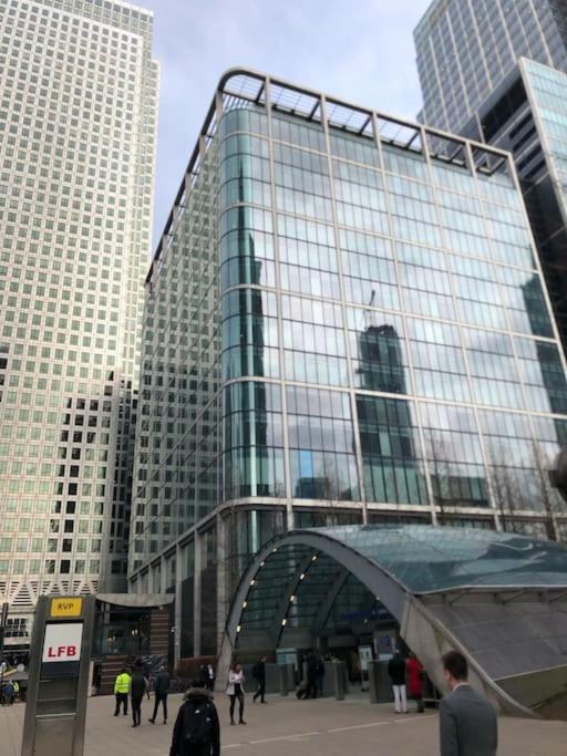 Double Bedroom With A Balcony And Ensuite Bathroom For Short Or Long In Canary Wharf With Direct Train From Heathrow, Also Convenient From Stansted And Gatwick Airport, 10 Minutes From Airport And Excel, 16 Minutes To Westmins * London