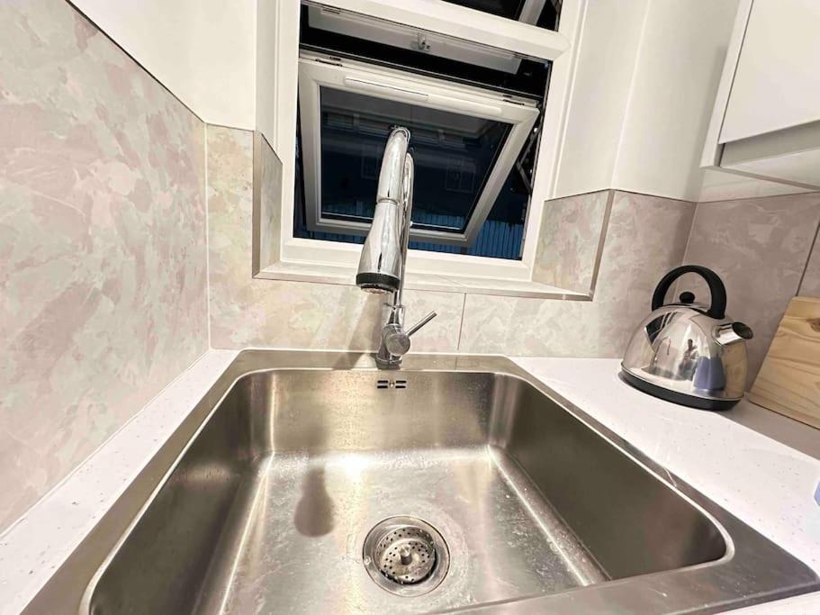 Apartment Spacious 1br Flat With Private Bath And Kitchen In Canary Wharf 2
