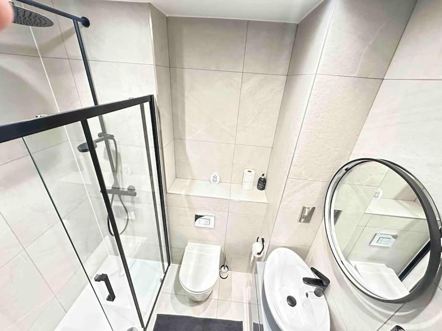 Spacious 1br Flat With Private Bath And Kitchen In Canary Wharf 2
