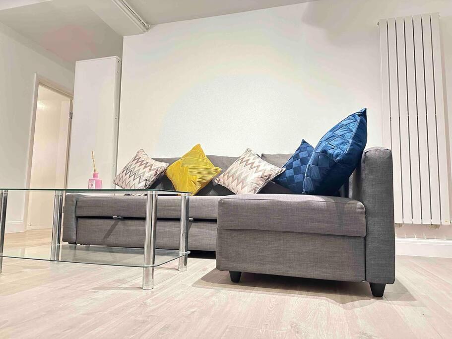 Spacious 1br Flat With Private Bath And Kitchen In Canary Wharf 2 * London