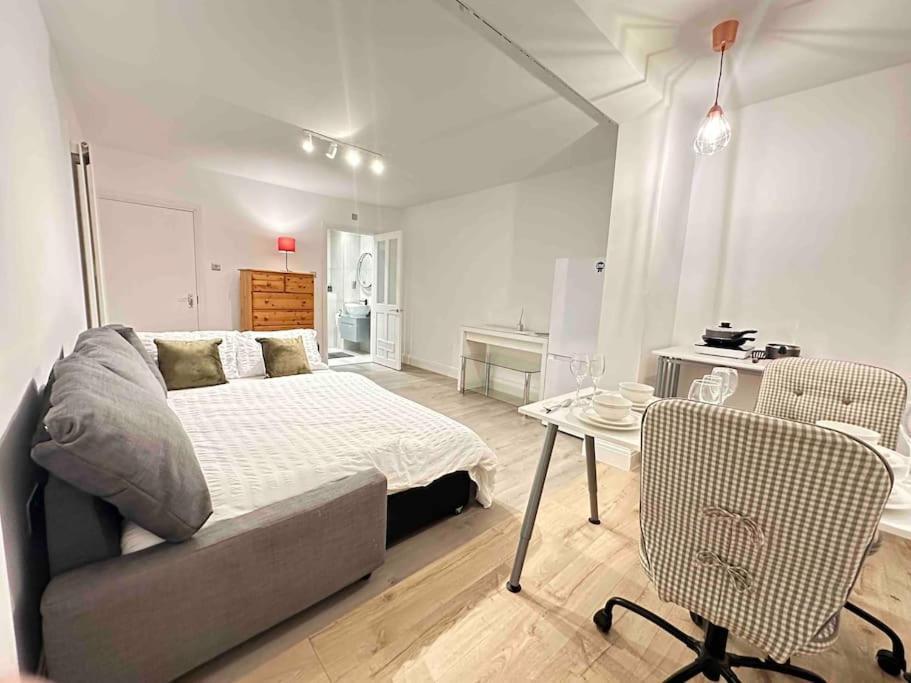 Apartment Spacious 1br Flat With Private Bath And Kitchen In Canary Wharf 2 London
