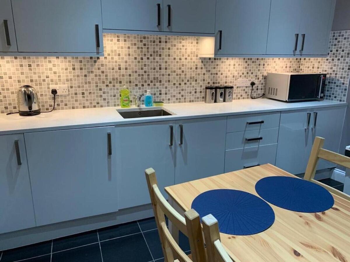 Wood Budget - Next To Mall & Metro Station - 10 Min To Center Ferienhaus