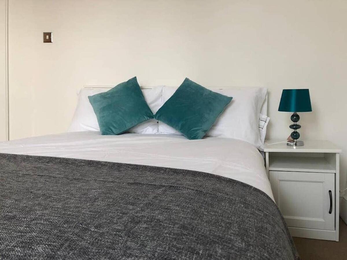 Wood Budget - Next To Mall & Metro Station - 10 Min To Center Ferienhaus London