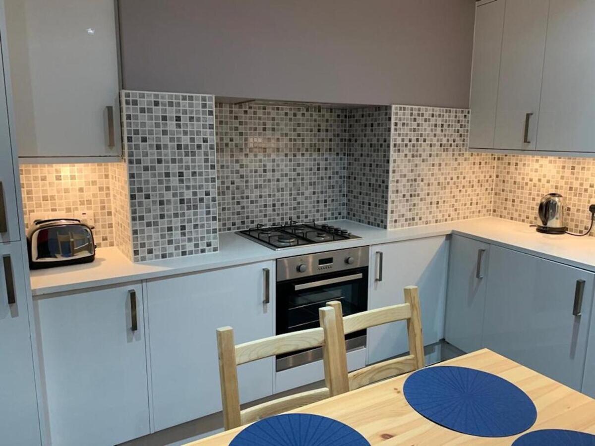 Wood Budget - Next To Mall & Metro Station - 10 Min To Center Ferienhaus *