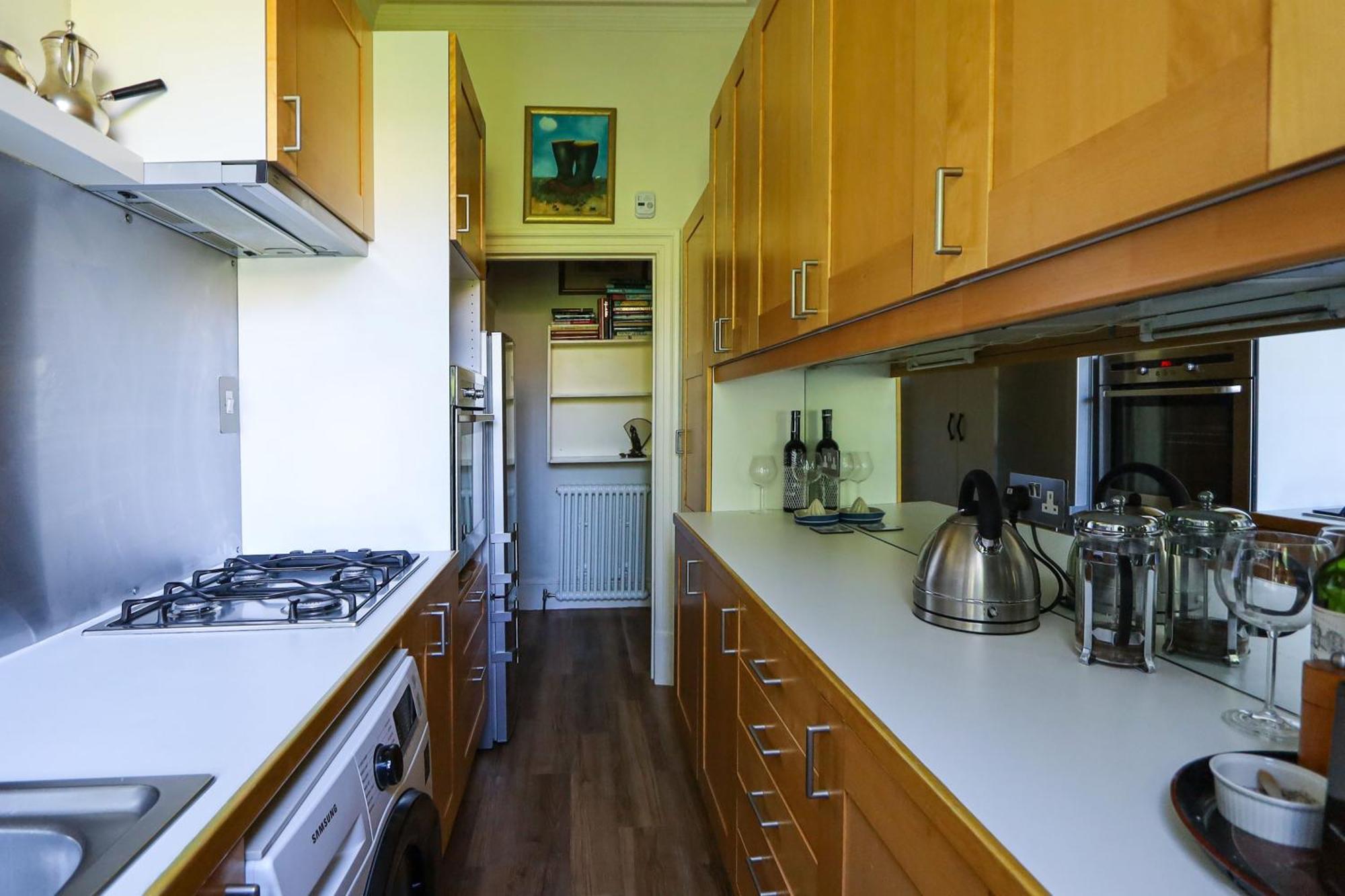 Beautiful And Spacious Kensington Flat Apartment