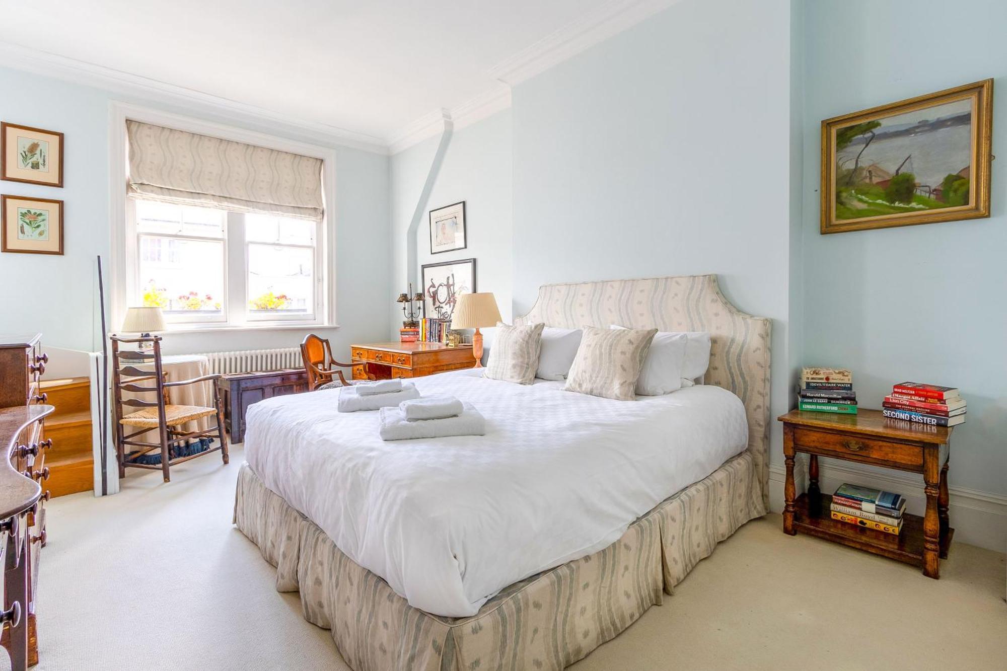 Beautiful And Spacious Kensington Flat