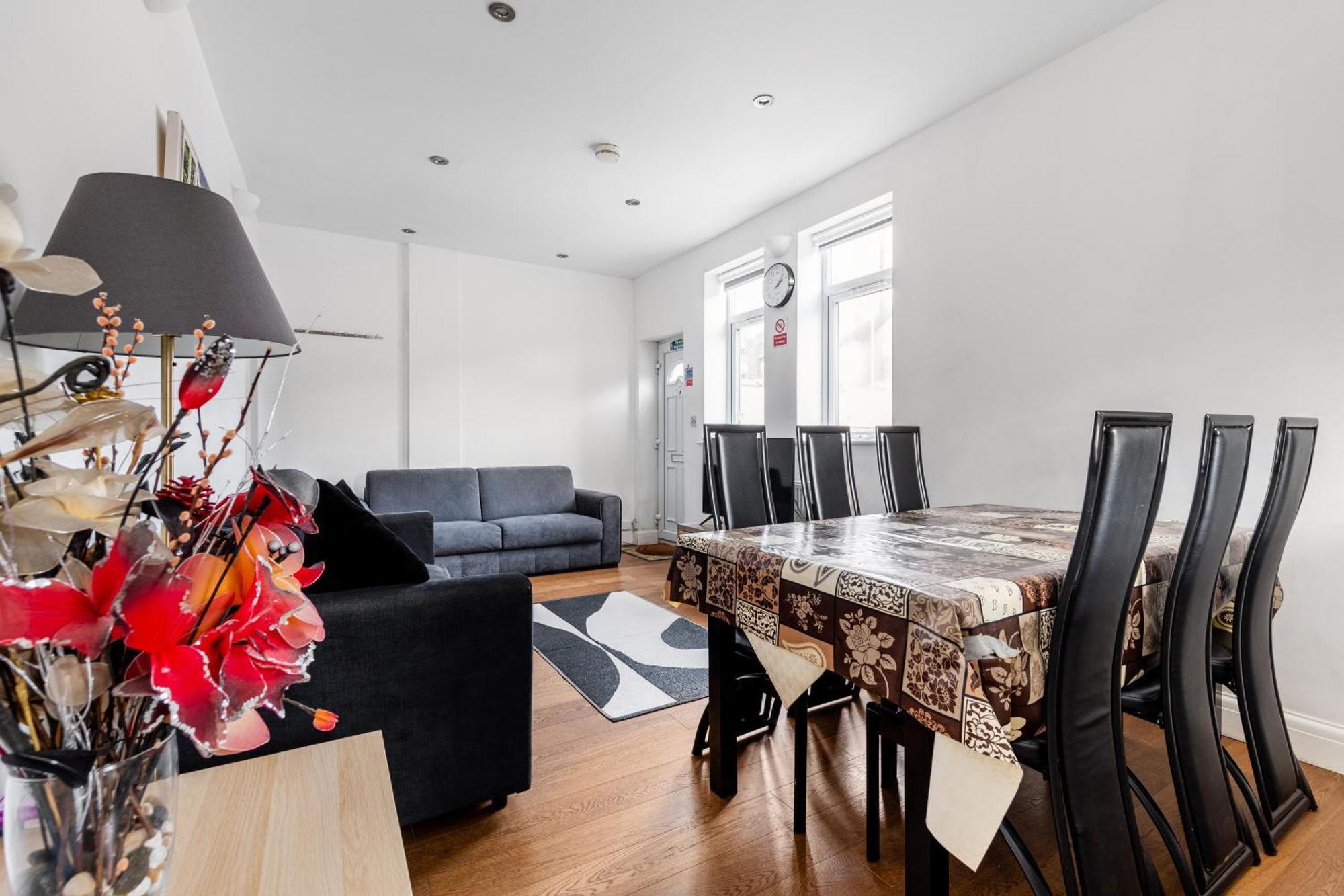 Spacious 2 Bed 2 Bath With Free Parking For 2 Cars And Underground Station Zone 2 For Quick Access To Up To 10 Guests Appartement