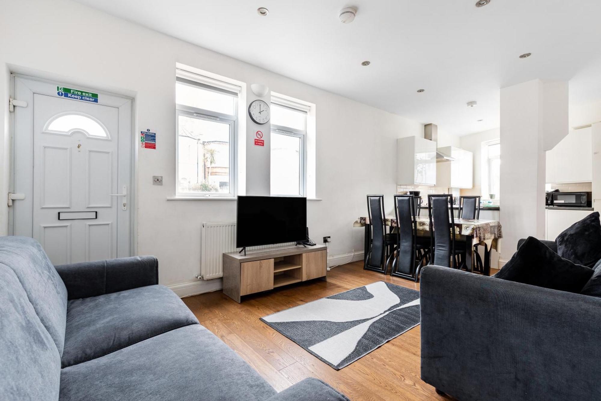 Spacious 2 Bed 2 Bath With Free Parking For 2 Cars And Underground Station Zone 2 For Quick Access To Up To 10 Guests Appartement