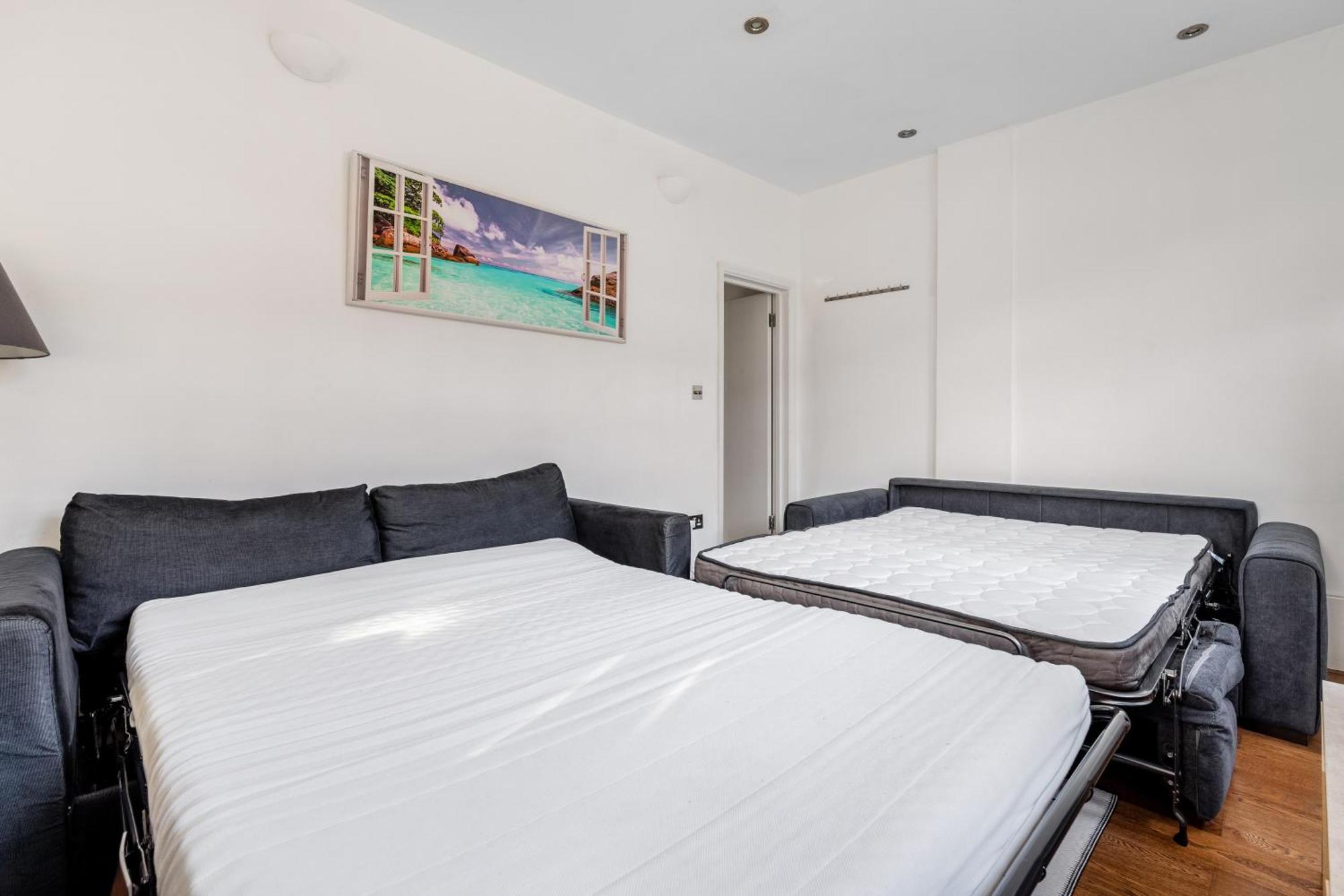 Spacious 2 Bed 2 Bath With Free Parking For 2 Cars And Underground Station Zone 2 For Quick Access To Up To 10 Guests Appartement Londen