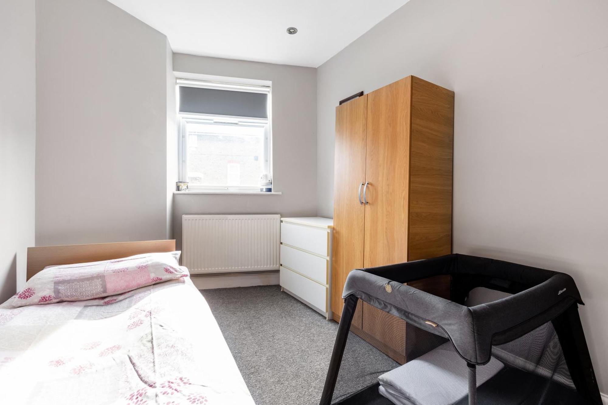 Spacious 2 Bed 2 Bath With Free Parking For 2 Cars And Underground Station Zone 2 For Quick Access To Up To 10 Guests Appartement Londen
