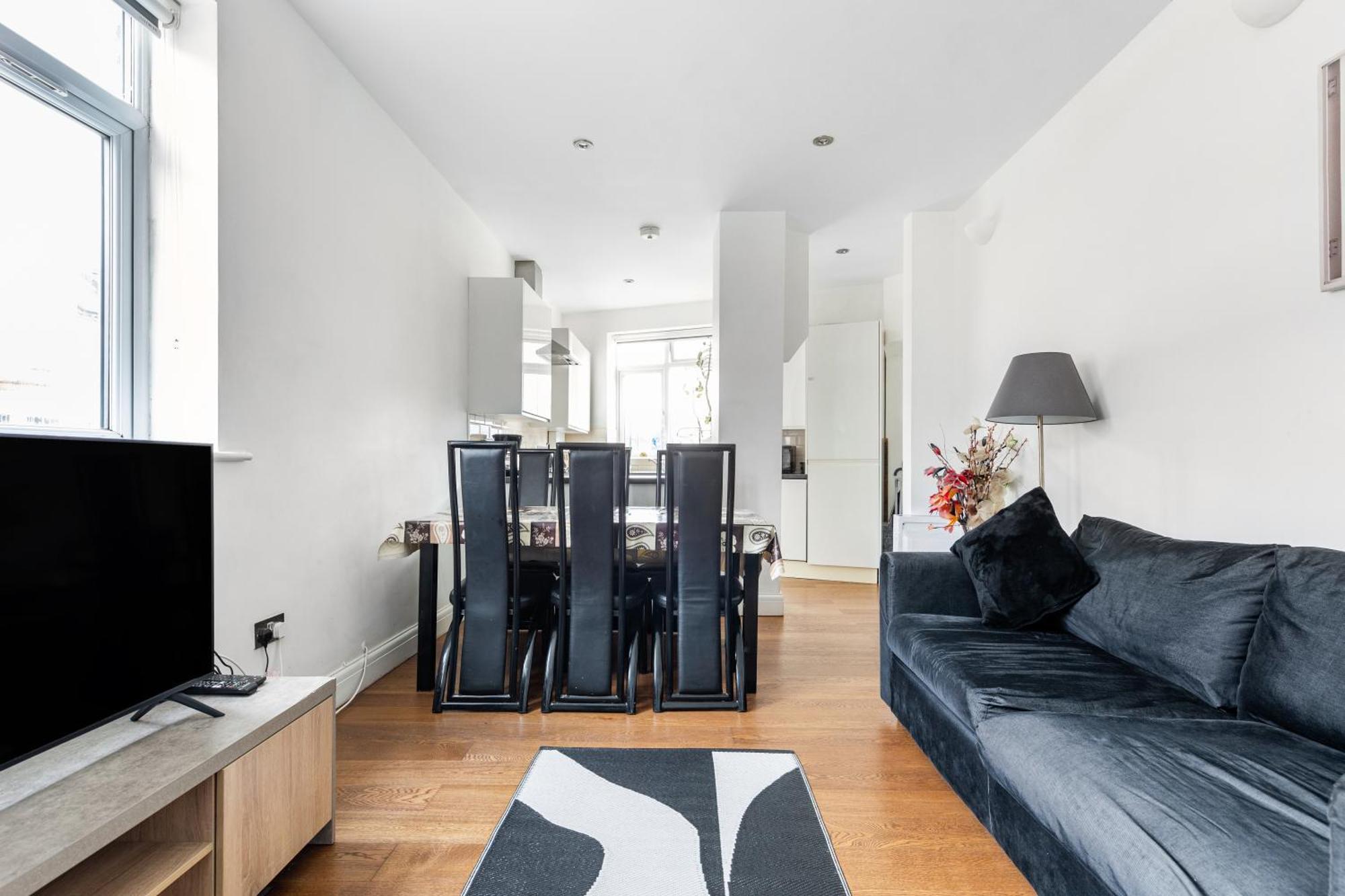 Spacious 2 Bed 2 Bath With Free Parking For 2 Cars And Underground Station Zone 2 For Quick Access To Up To 10 Guests Appartement *