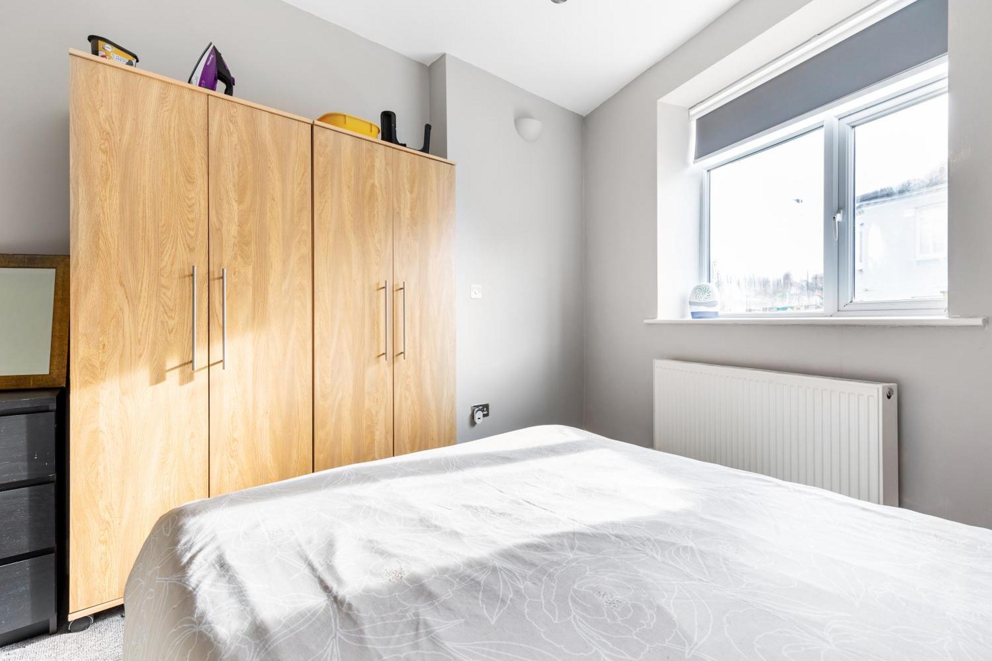 Appartement Spacious 2 Bed 2 Bath With Free Parking For 2 Cars And Underground Station Zone 2 For Quick Access To Up To 10 Guests Londen