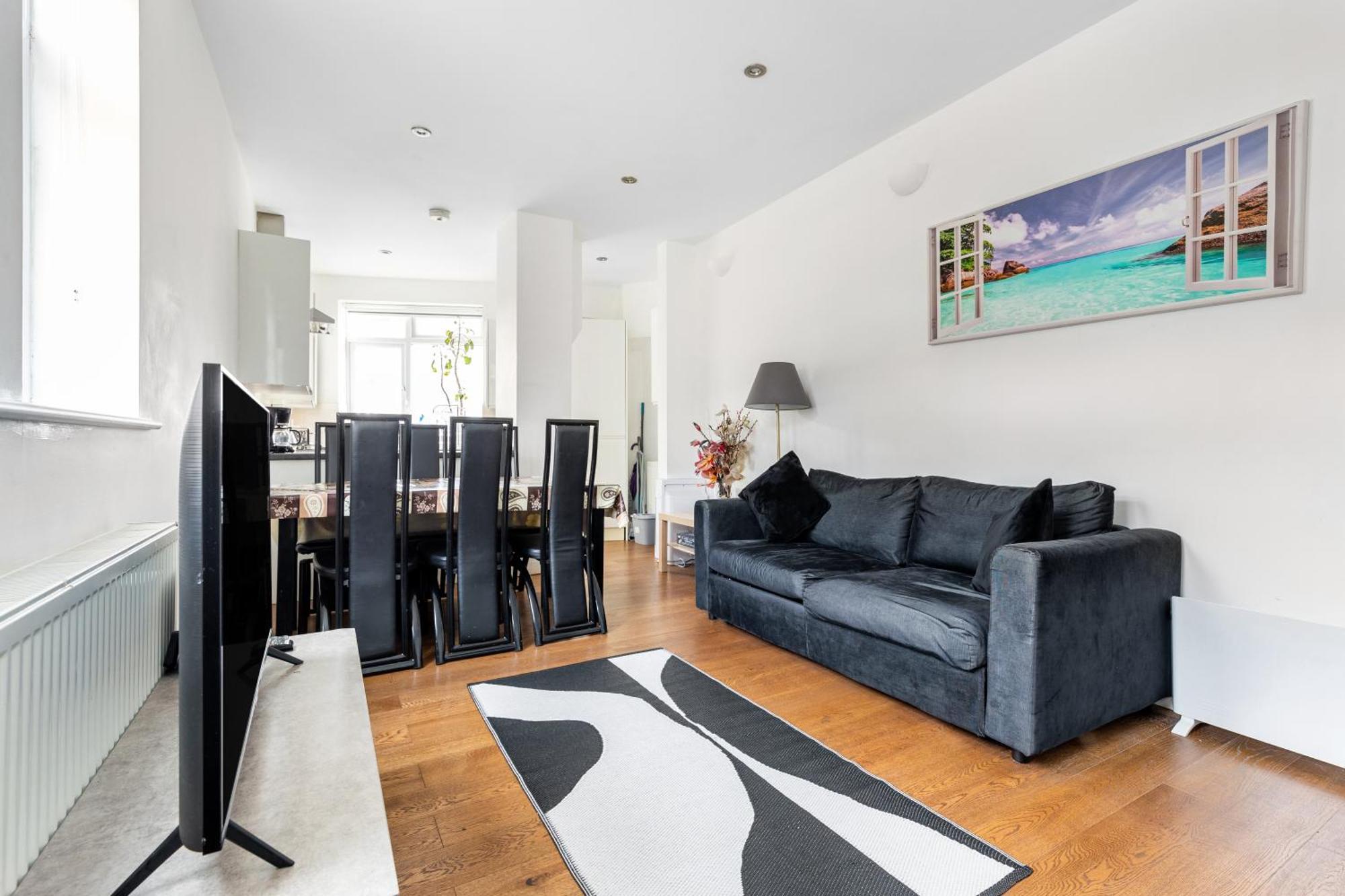 Spacious 2 Bed 2 Bath With Free Parking For 2 Cars And Underground Station Zone 2 For Quick Access To Up To 10 Guests Appartement Londen
