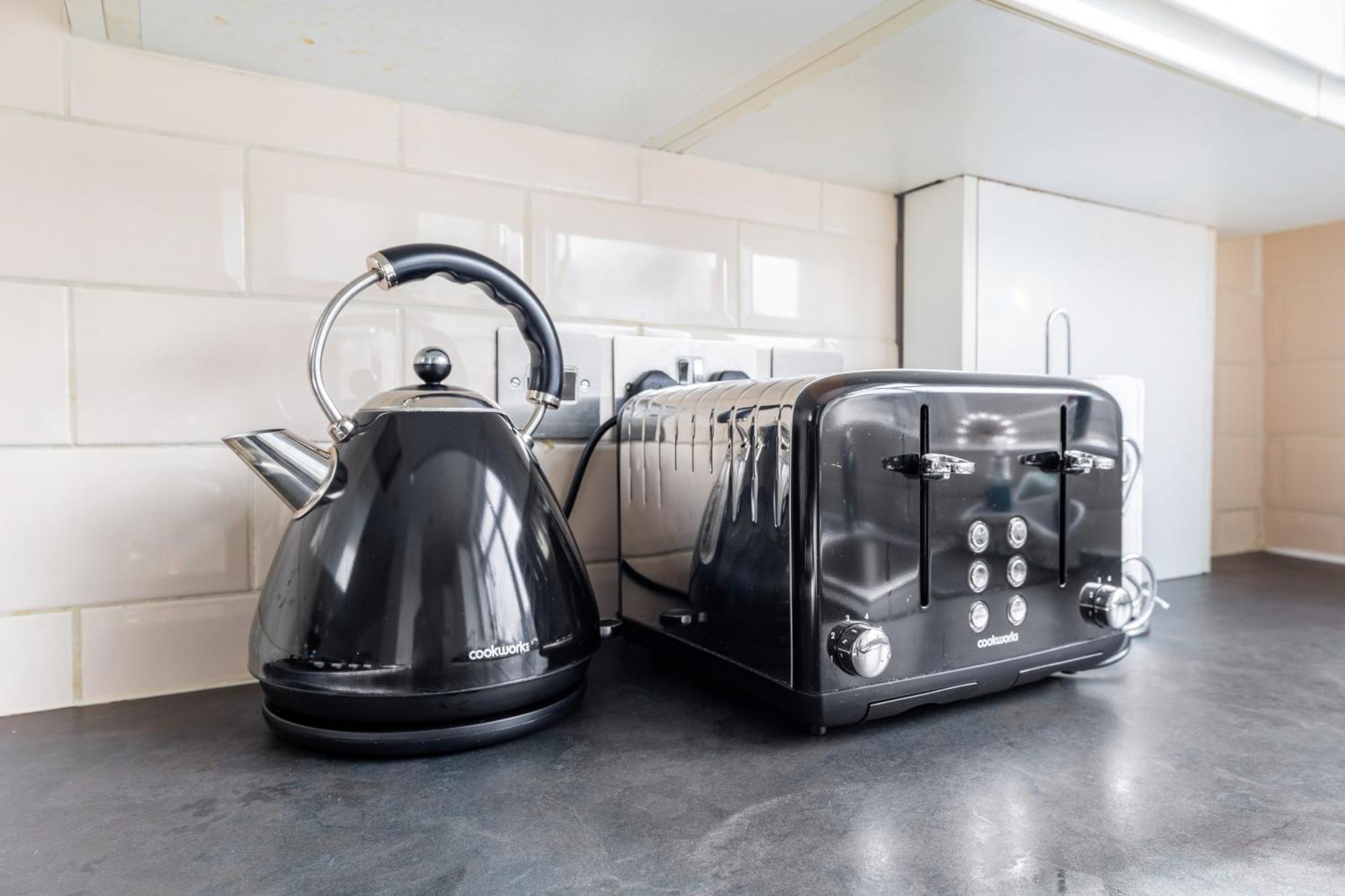 Spacious 2 Bed 2 Bath With Free Parking For 2 Cars And Underground Station Zone 2 For Quick Access To Up To 10 Guests Londen