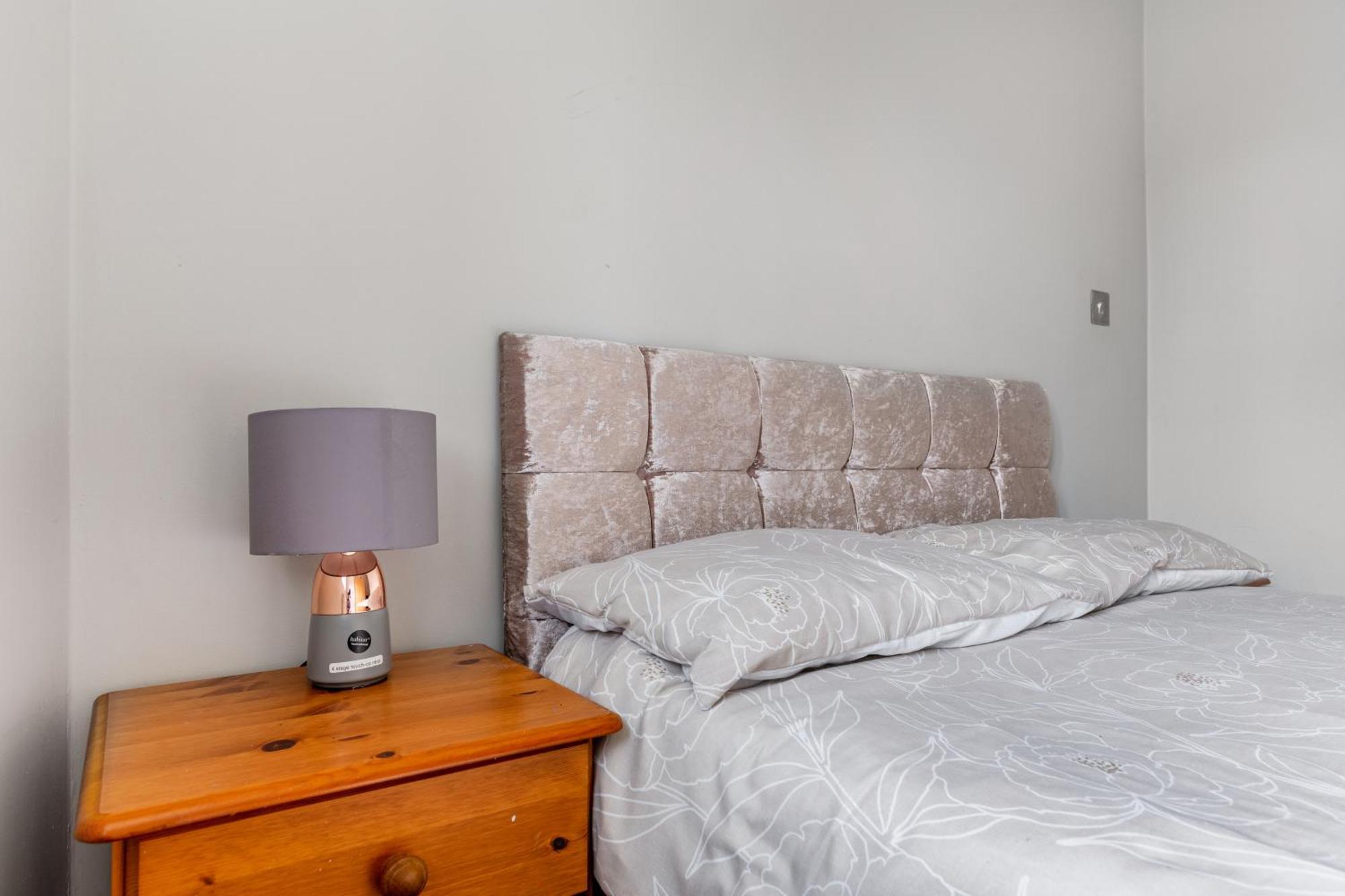 Spacious 2 Bed 2 Bath With Free Parking For 2 Cars And Underground Station Zone 2 For Quick Access To Up To 10 Guests Appartement