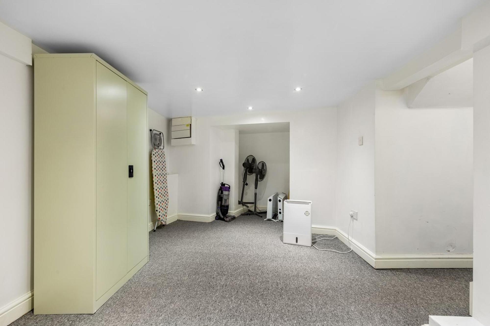 Spacious 2 Bed 2 Bath With Free Parking For 2 Cars And Underground Station Zone 2 For Quick Access To Up To 10 Guests *