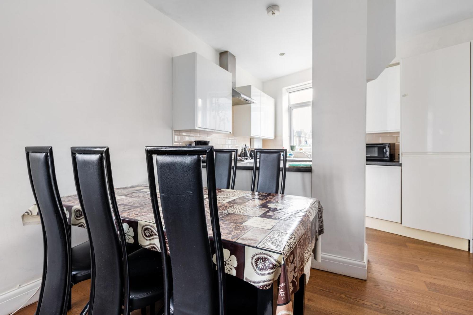 Spacious 2 Bed 2 Bath With Free Parking For 2 Cars And Underground Station Zone 2 For Quick Access To Up To 10 Guests Appartement *