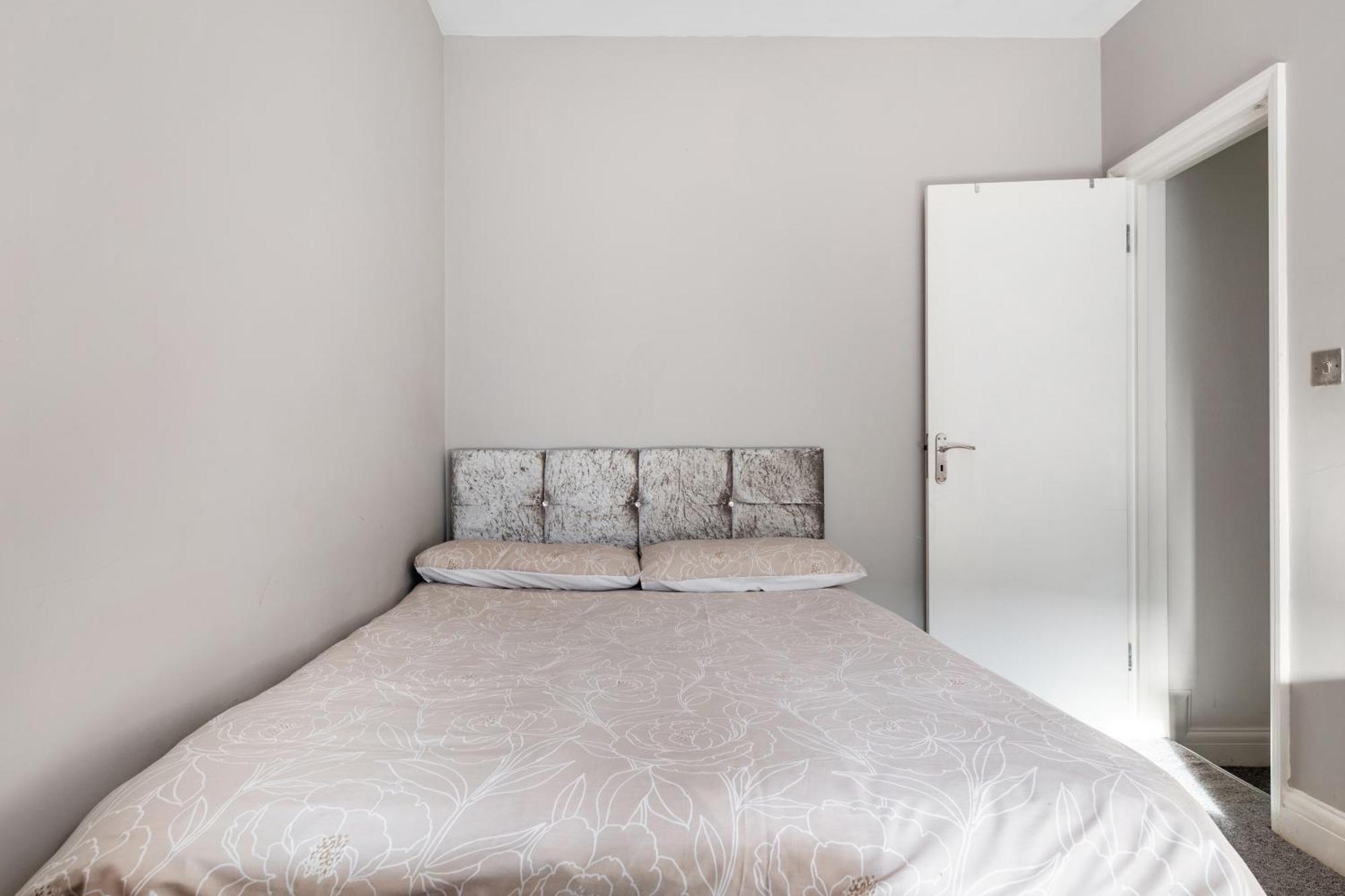 Spacious 2 Bed 2 Bath With Free Parking For 2 Cars And Underground Station Zone 2 For Quick Access To Up To 10 Guests *