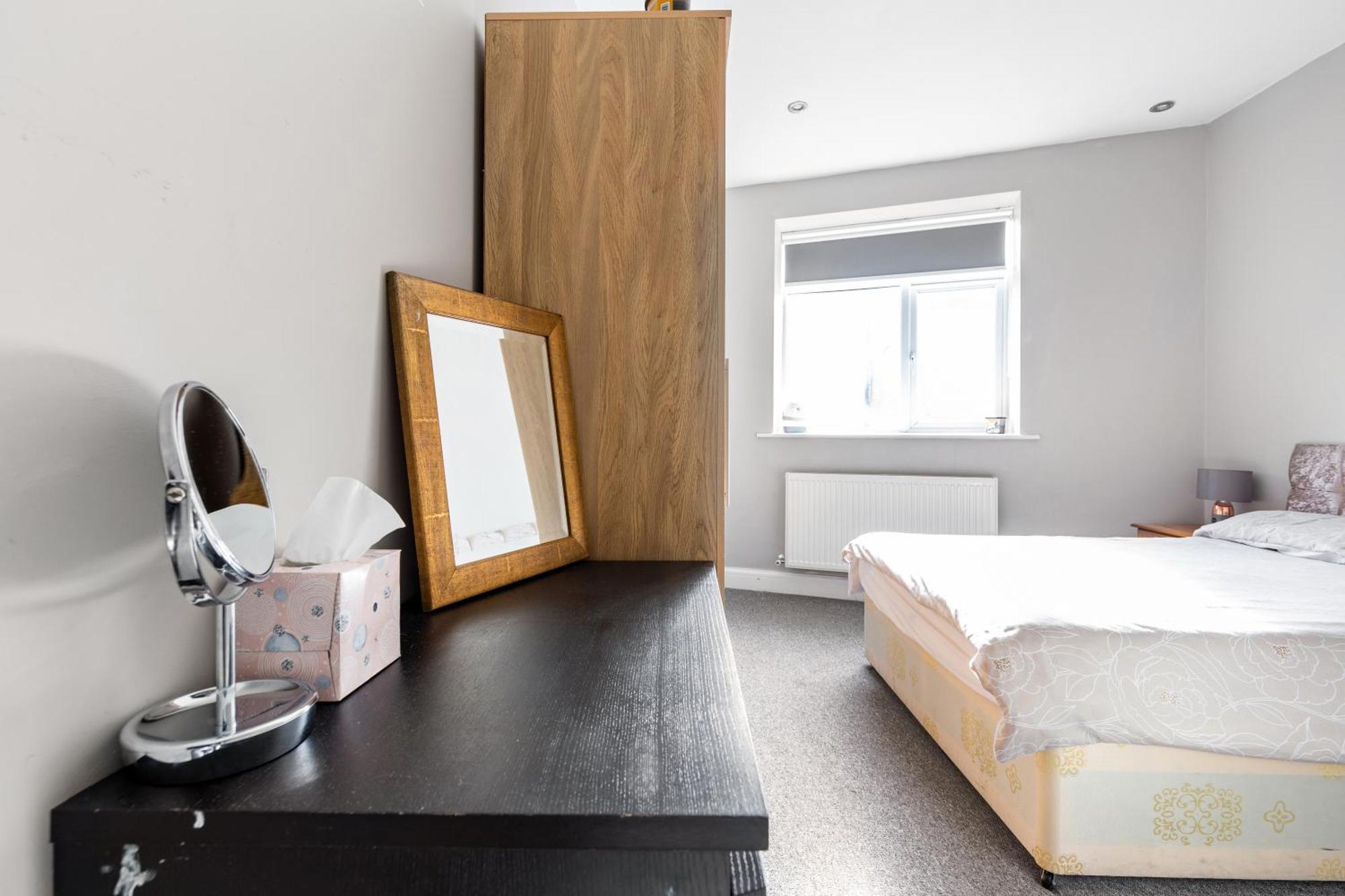 Appartement Spacious 2 Bed 2 Bath With Free Parking For 2 Cars And Underground Station Zone 2 For Quick Access To Up To 10 Guests Londen