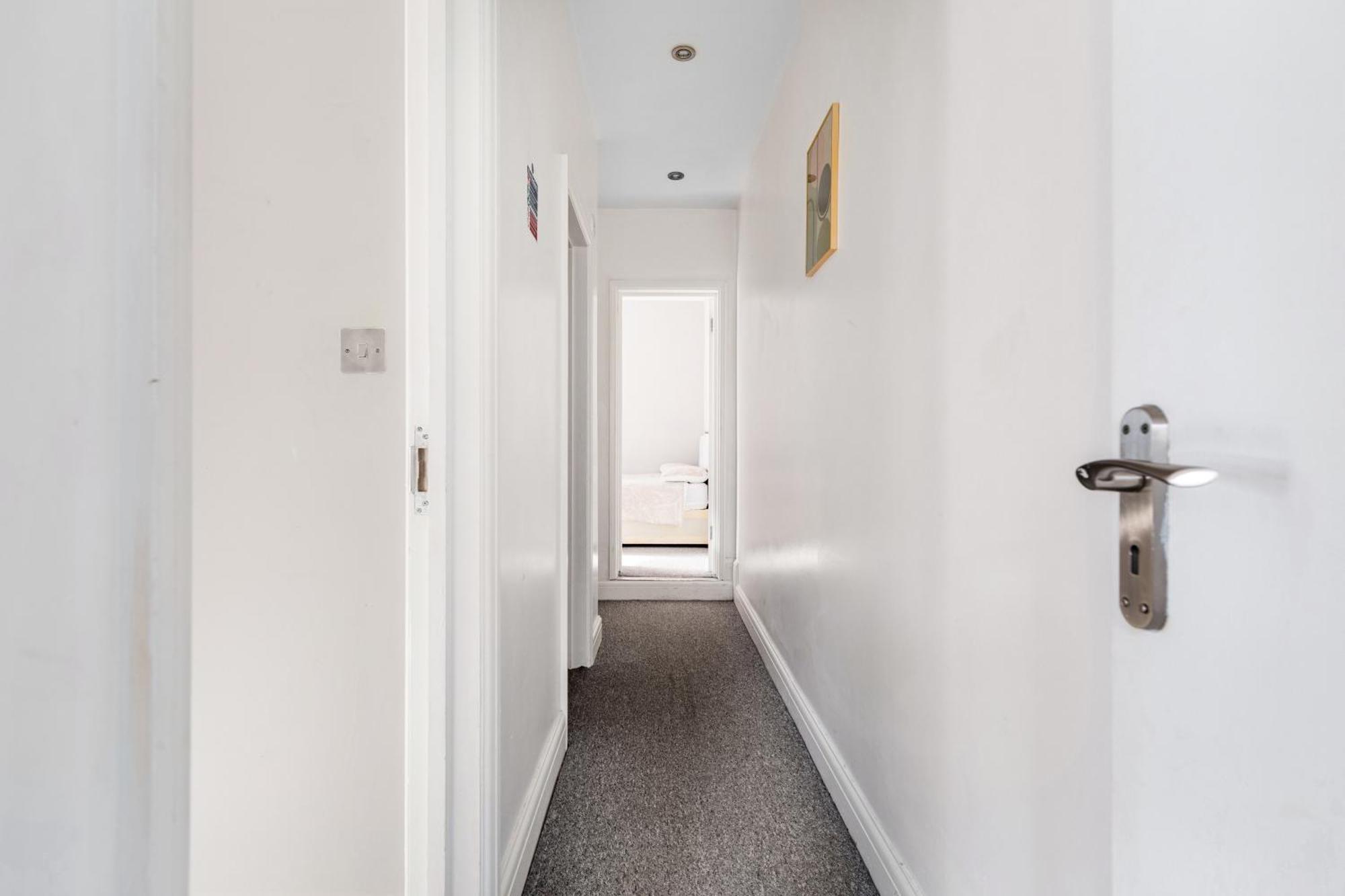 Spacious 2 Bed 2 Bath With Free Parking For 2 Cars And Underground Station Zone 2 For Quick Access To Up To 10 Guests Appartement *