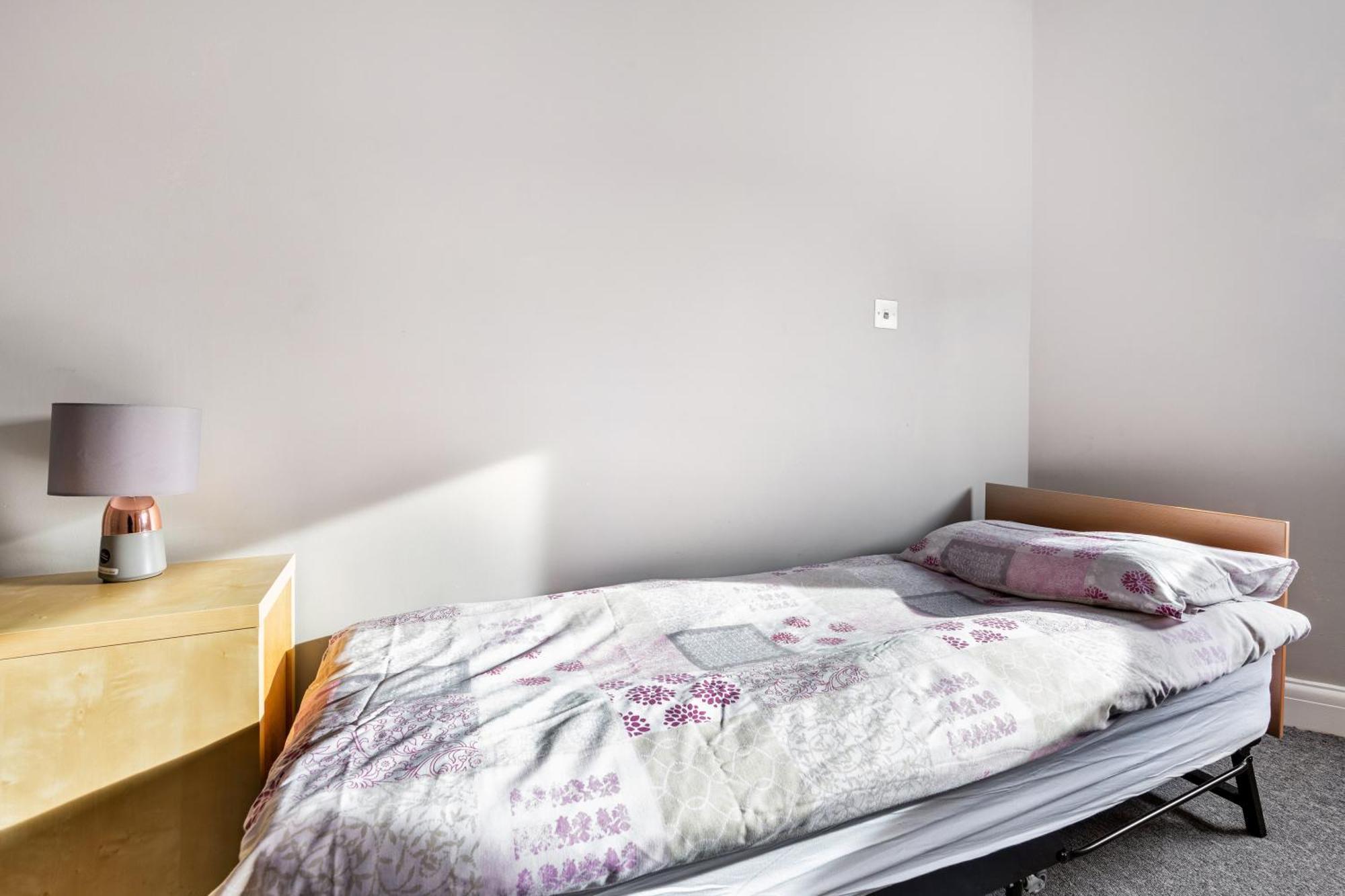 Spacious 2 Bed 2 Bath With Free Parking For 2 Cars And Underground Station Zone 2 For Quick Access To Up To 10 Guests Londen