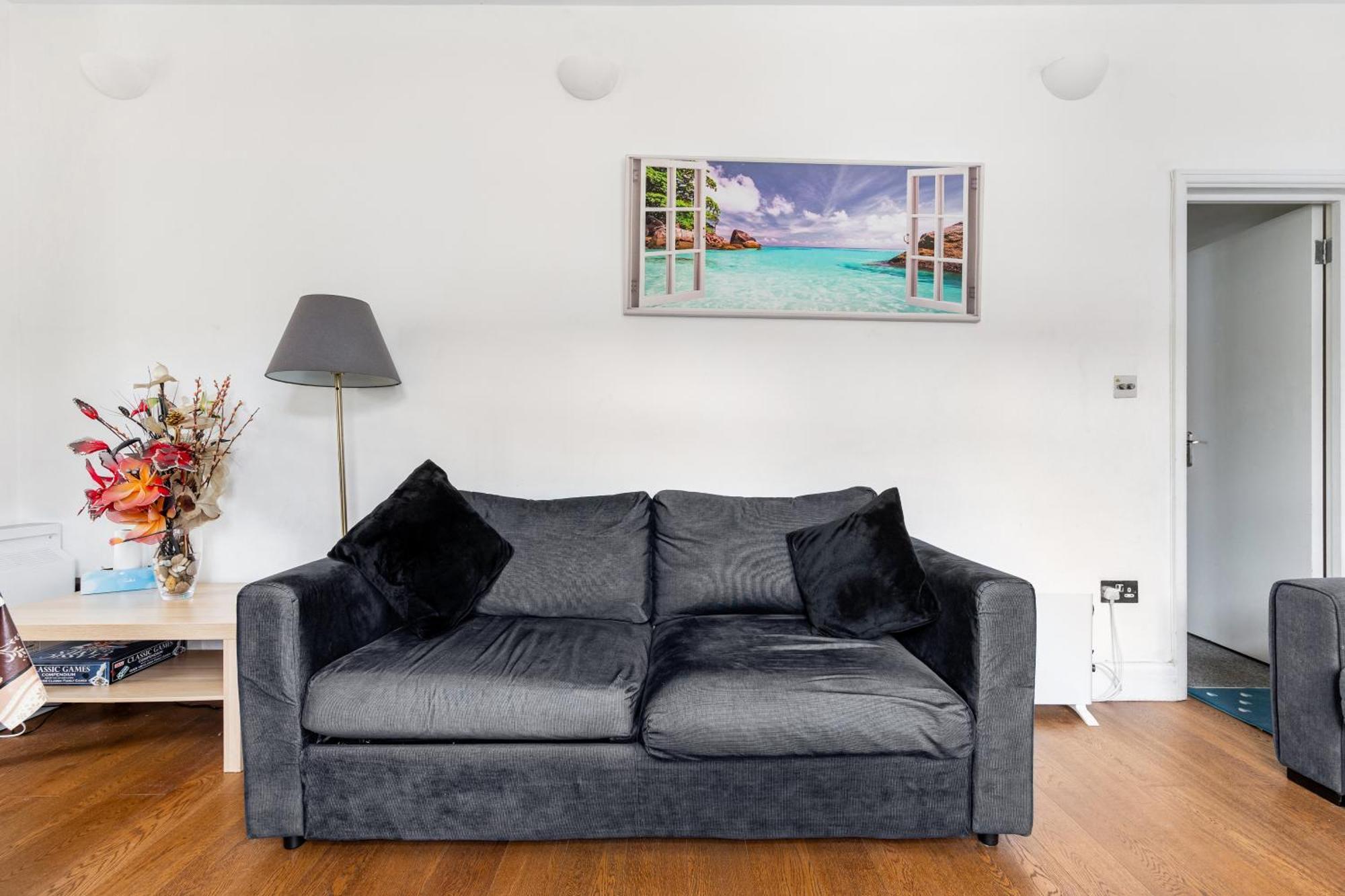 Spacious 2 Bed 2 Bath With Free Parking For 2 Cars And Underground Station Zone 2 For Quick Access To Up To 10 Guests Appartement *