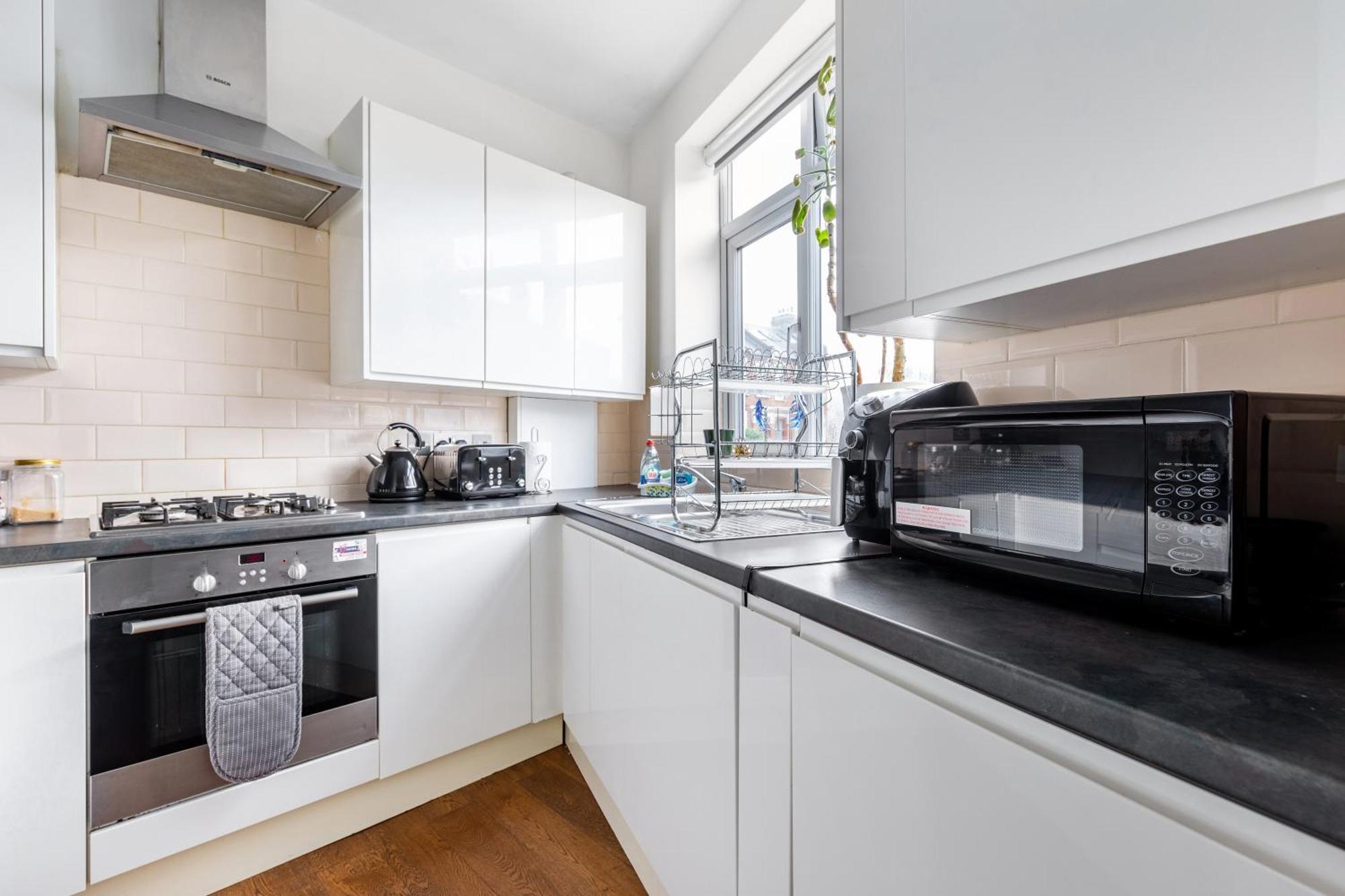 Spacious 2 Bed 2 Bath With Free Parking For 2 Cars And Underground Station Zone 2 For Quick Access To Up To 10 Guests * Londen