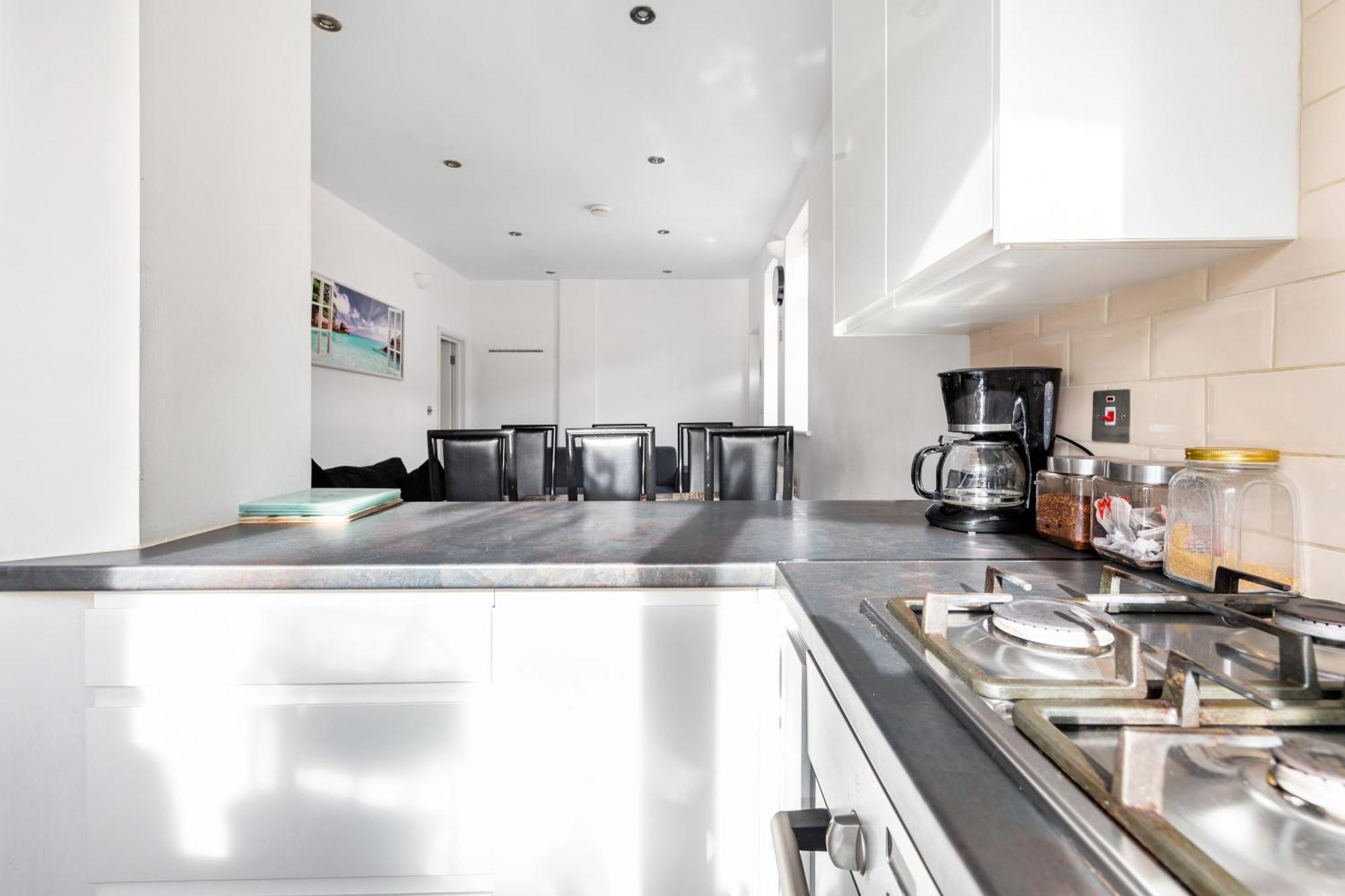 Spacious 2 Bed 2 Bath With Free Parking For 2 Cars And Underground Station Zone 2 For Quick Access To Up To 10 Guests Londen