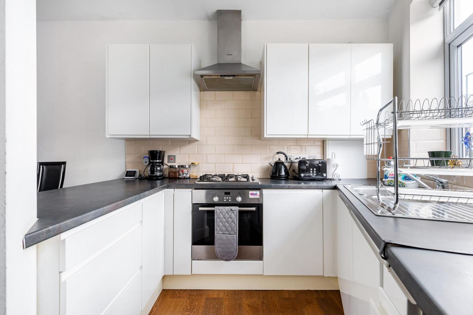 Appartement Spacious 2 Bed 2 Bath With Free Parking For 2 Cars And Underground Station Zone 2 For Quick Access To Up To 10 Guests Londen