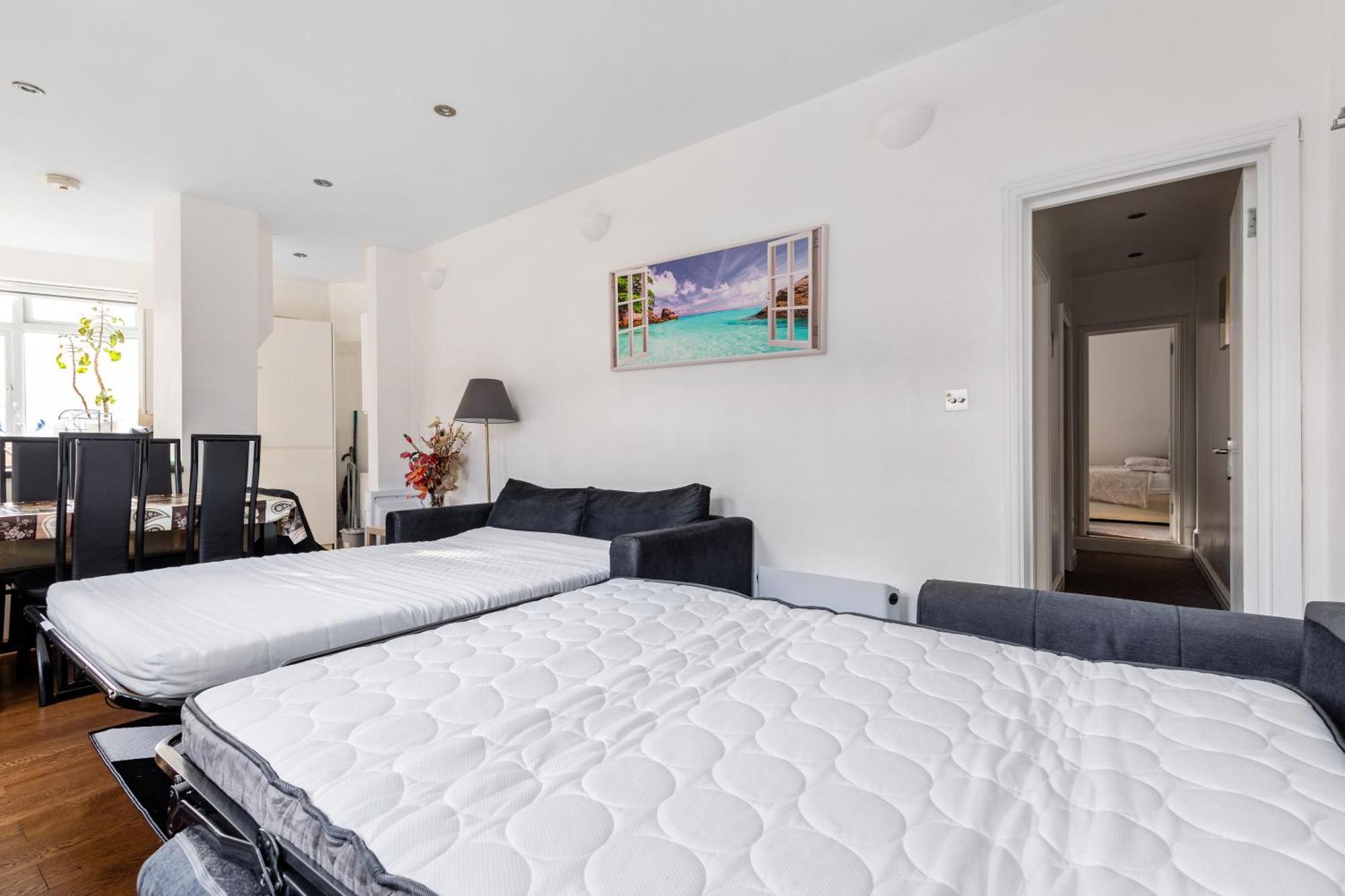 Spacious 2 Bed 2 Bath With Free Parking For 2 Cars And Underground Station Zone 2 For Quick Access To Up To 10 Guests Appartement Londen