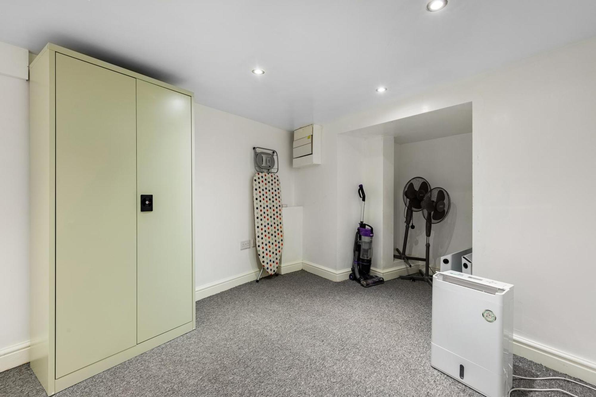 Spacious 2 Bed 2 Bath With Free Parking For 2 Cars And Underground Station Zone 2 For Quick Access To Up To 10 Guests Appartement
