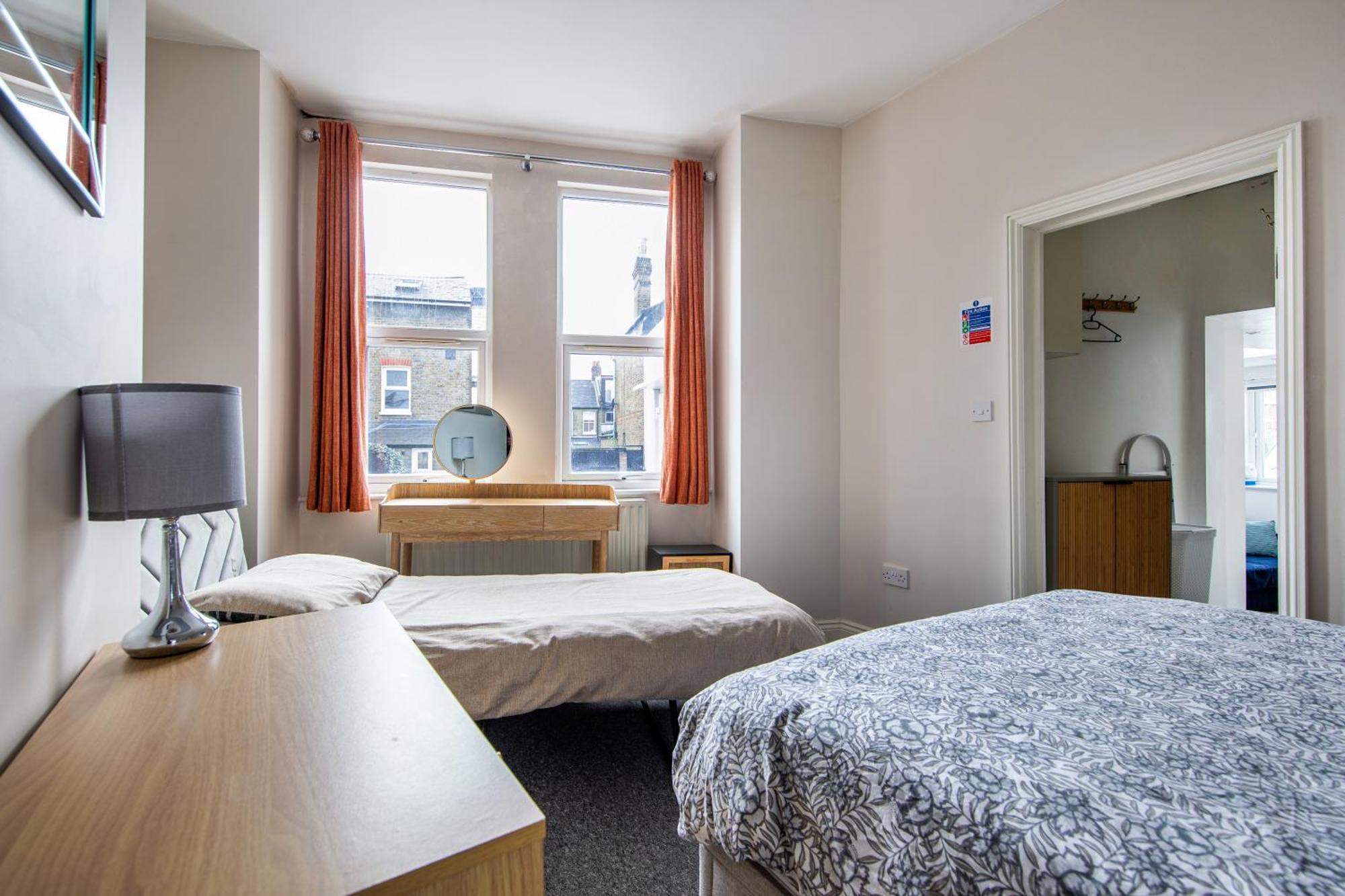 Cosy Underground Oasis: Gateway Apartment London