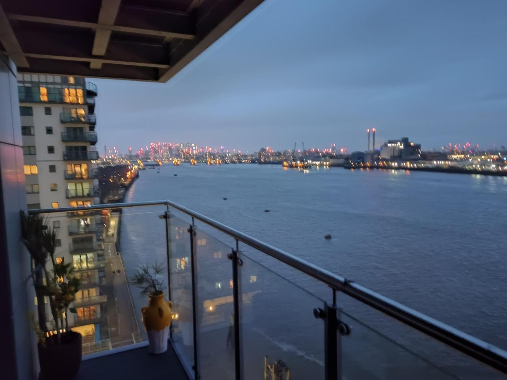 Snuggle - Riverside - Views Over Looking River Thames, Close To O2 Arena, Excel, Airport, Thames Clipper- River Boat Service, Woolwich Ferry, Onsite Parking, Twin Option Available London