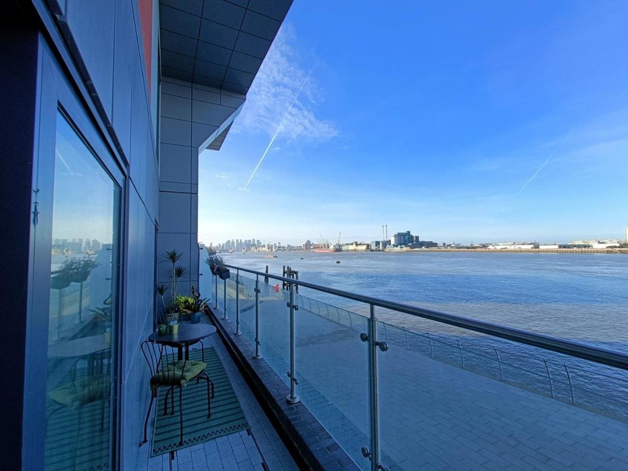 Apartment Snuggle - Riverside - Views Over Looking River Thames, Close To O2 Arena, Excel, Airport, Thames Clipper- River Boat Service, Woolwich Ferry, Onsite Parking, Twin Option Available London
