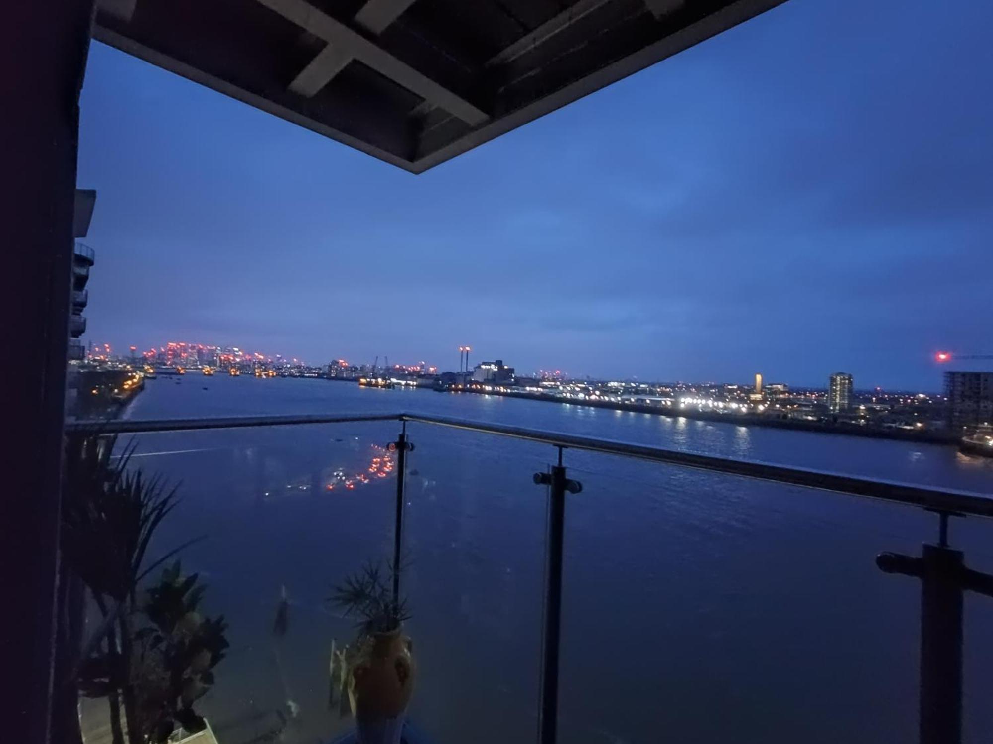 Apartment Snuggle - Riverside - Views Over Looking River Thames, Close To O2 Arena, Excel, Airport, Thames Clipper- River Boat Service, Woolwich Ferry, Onsite Parking, Twin Option Available