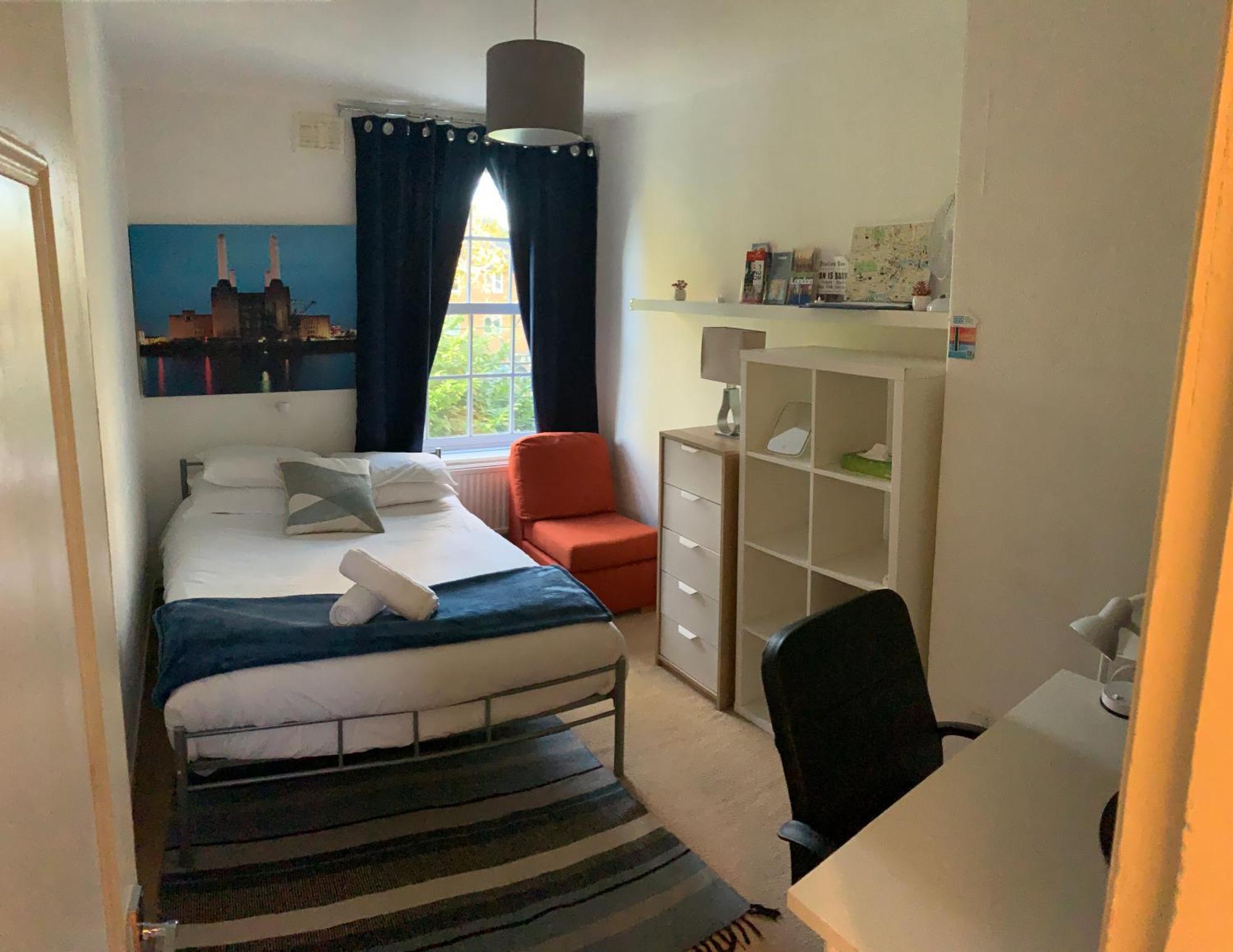 Location! Double Bedroom 2 Mins Walk From Battersea Power Underground Station! Accommodatie bij particulieren Londen
