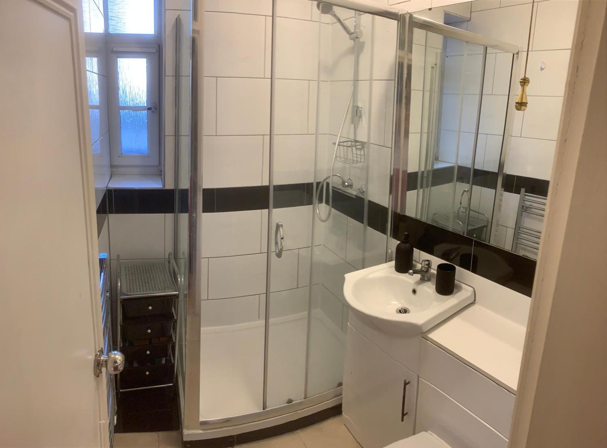 Location! Double Bedroom 2 Mins Walk From Battersea Power Underground Station! Londen