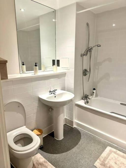 Cosy, Comfy 2 Bed Canary Wharf Apartment London