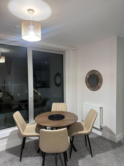 Cosy, Comfy 2 Bed Canary Wharf Apartment *