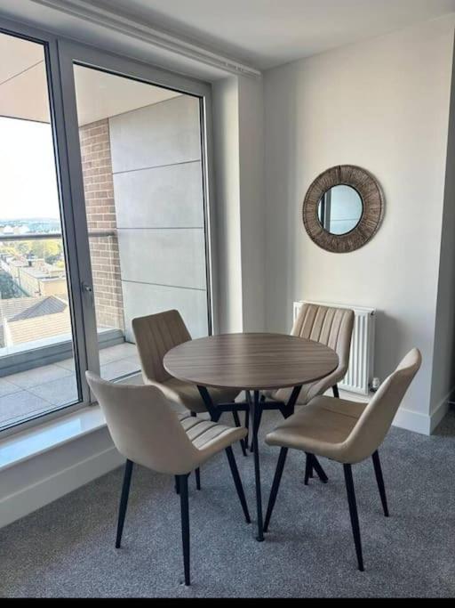 Cosy, Comfy 2 Bed Canary Wharf Apartment London