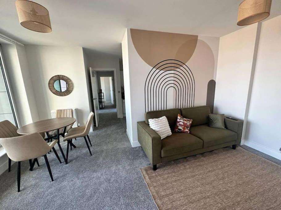 Cosy, Comfy 2 Bed Canary Wharf Apartment *