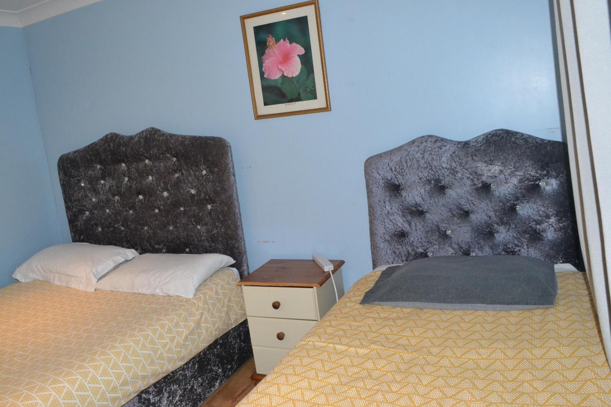 3 Bedroom - Ealing Apartment