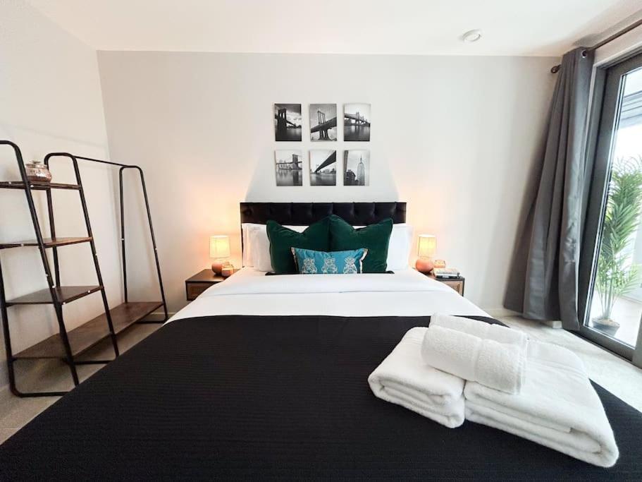 Stylish Urban Sanctuary With Parking Apartment London