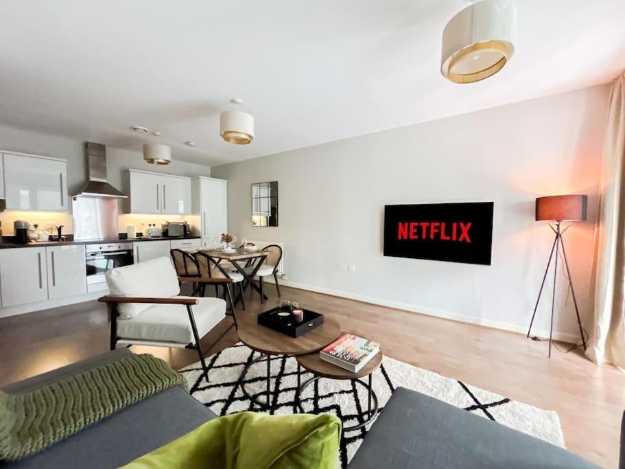 Stylish Urban Sanctuary With Parking * London