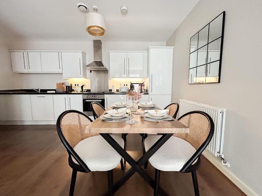 Stylish Urban Sanctuary With Parking London
