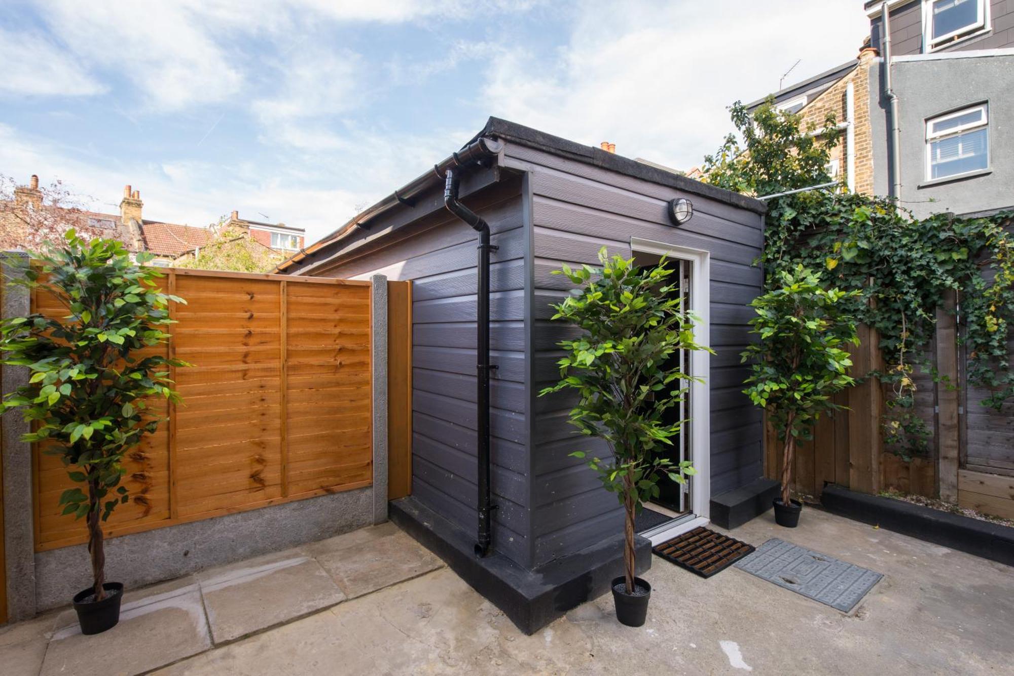 Apartment Lux Versace 1 Bed, Hot Tub, Pool Table, Sky Tv London