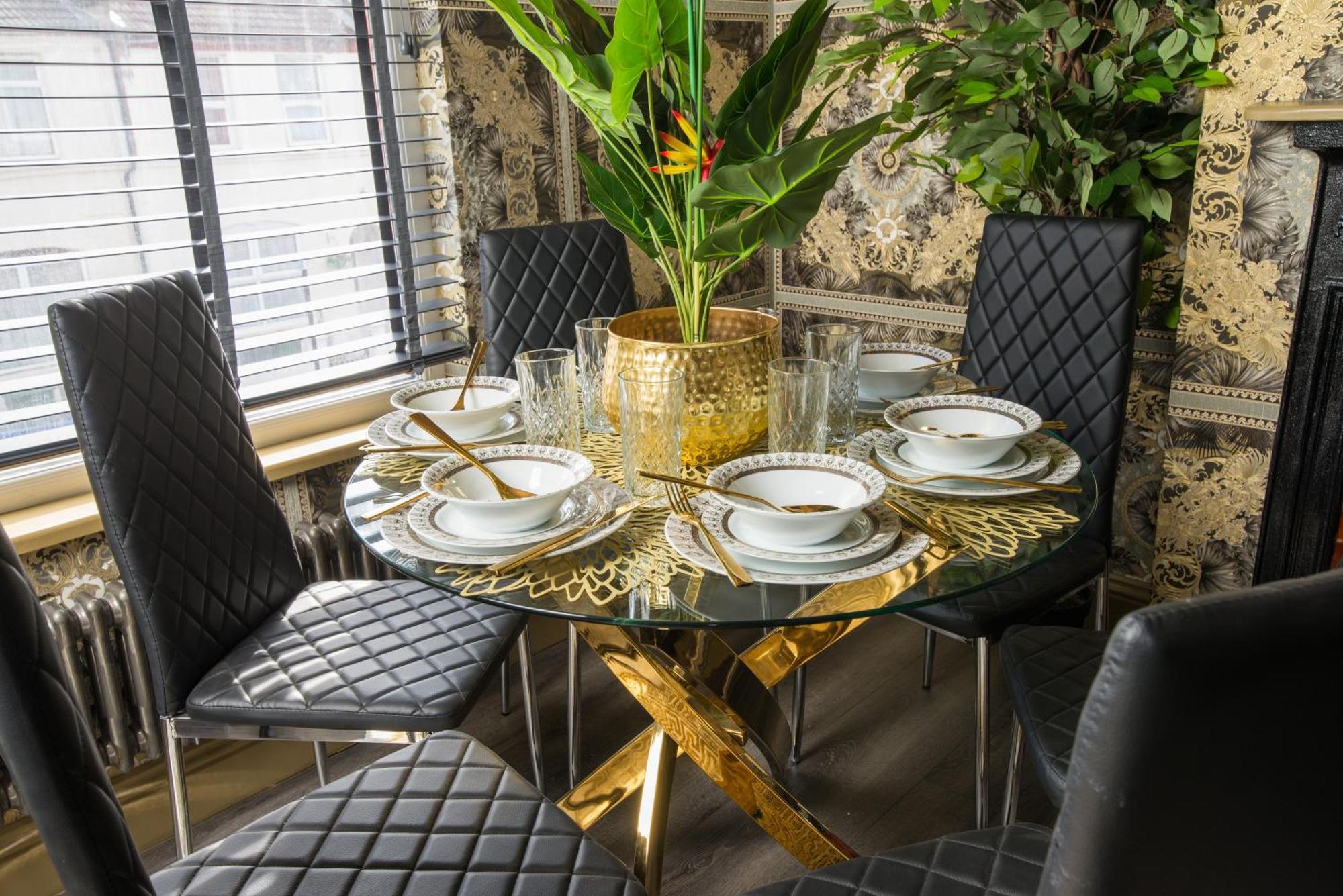 Apartment Lux Versace 1 Bed, Hot Tub, Pool Table, Sky Tv London