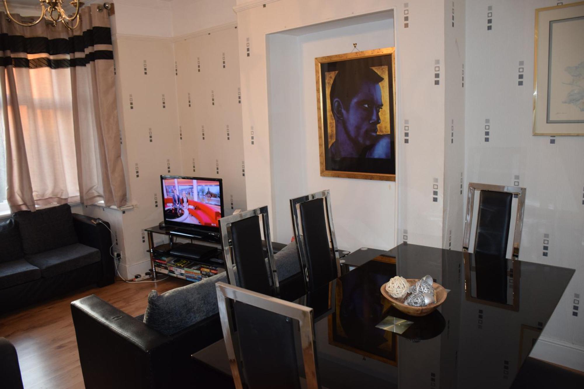 3 Bedroom - Ealing Apartment *