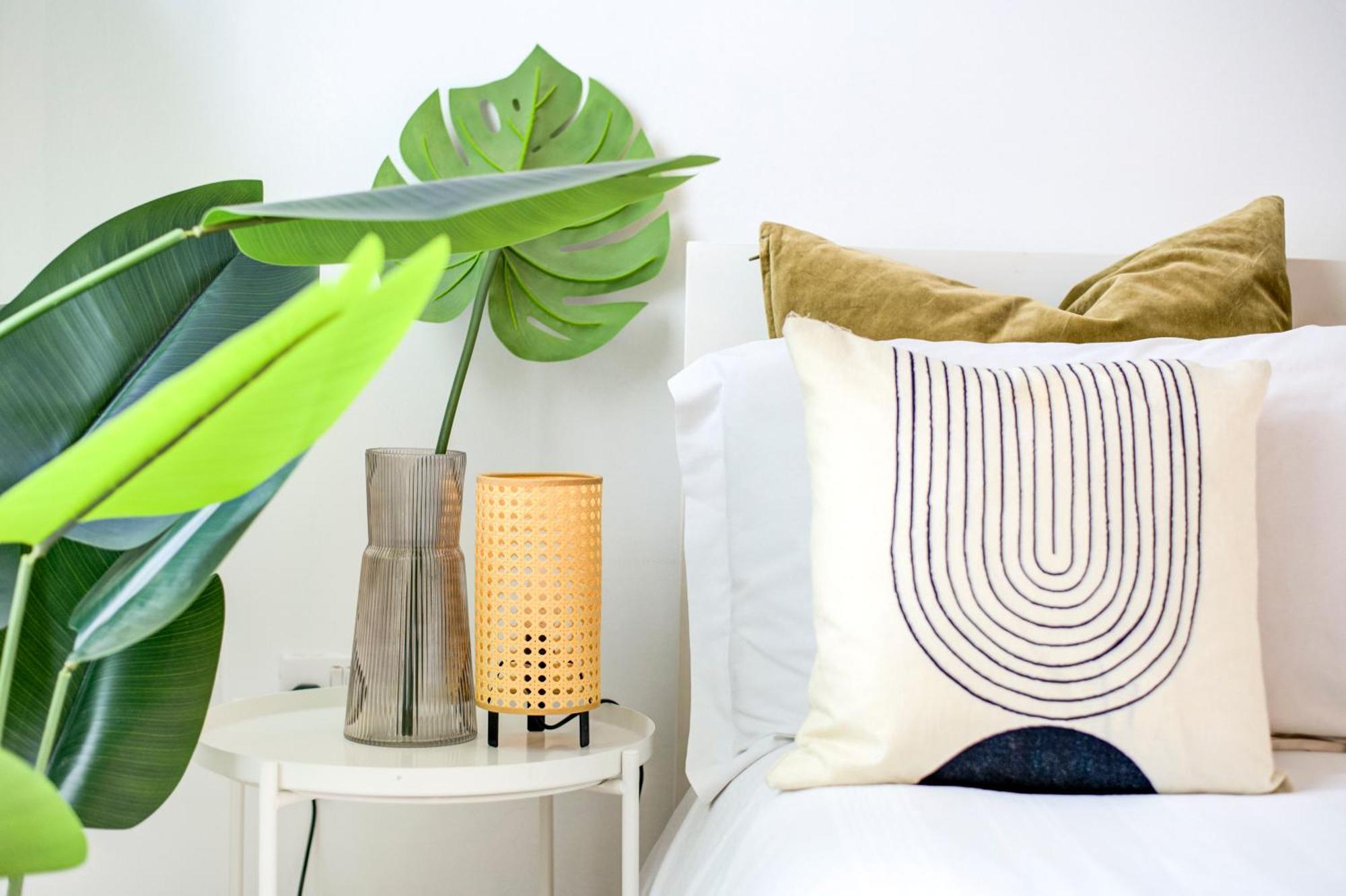 Boho Chic Tower Bridge Gem, Sleeps 8 Apartment